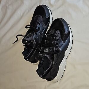 Boys Black Nike Huarache Size 6.5